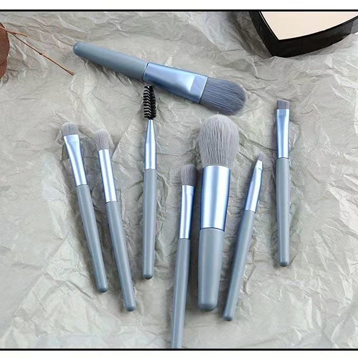 8-Piece Travel Makeup Brush Set: Ideal for Beginners - Eye Shadow and Blush Application Made Easy
